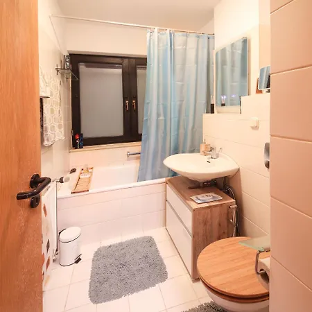 16-helles 2-zimmer -wlan,grosse Balkon & Kostenfrei Parken Apartmán