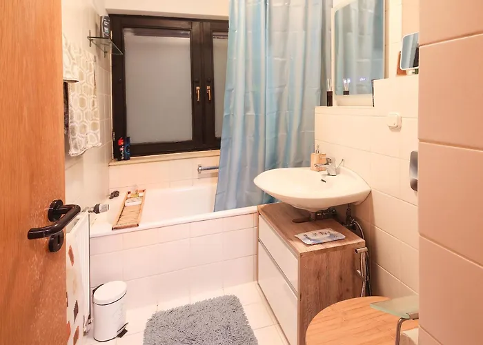 16-helles 2-zimmer -wlan,grosse Balkon & Kostenfrei Parken 아파트